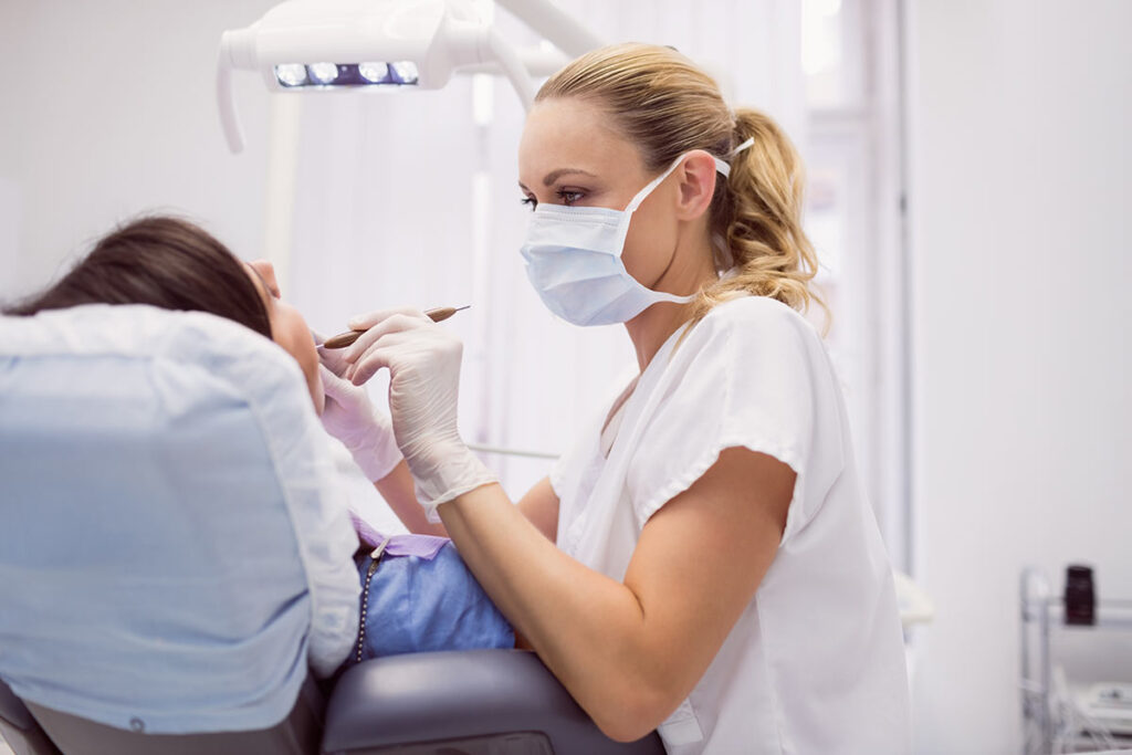 Leczenie zębów w ciąży – fakty i mity, które powinna znać przyszła mama