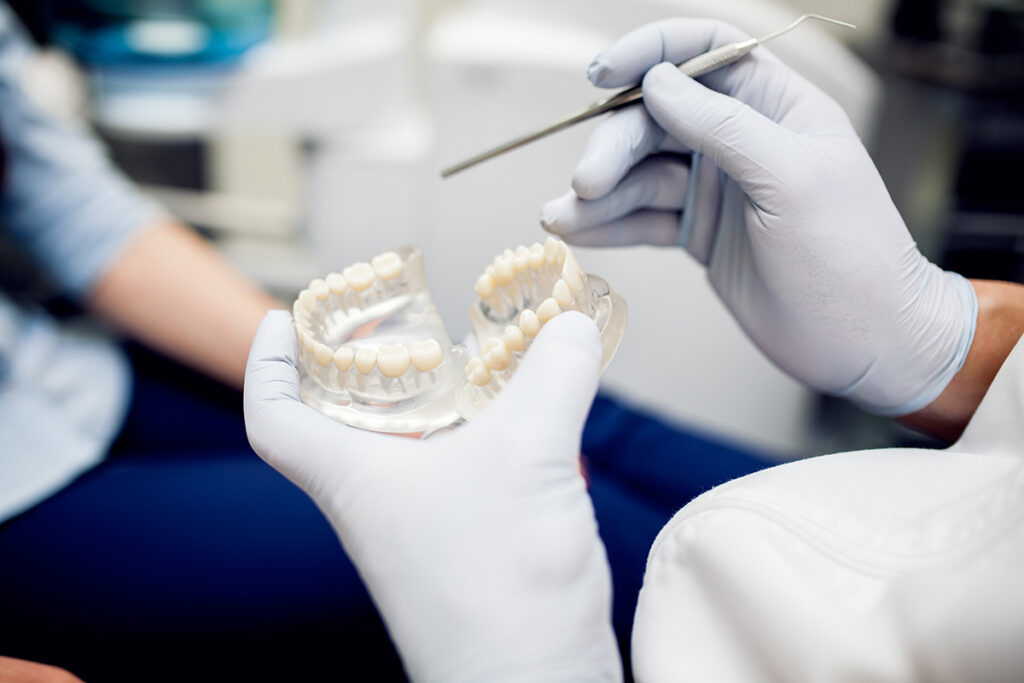 Implant jedynki, czyli jak poradzić sobie z utratą przedniego zęba?